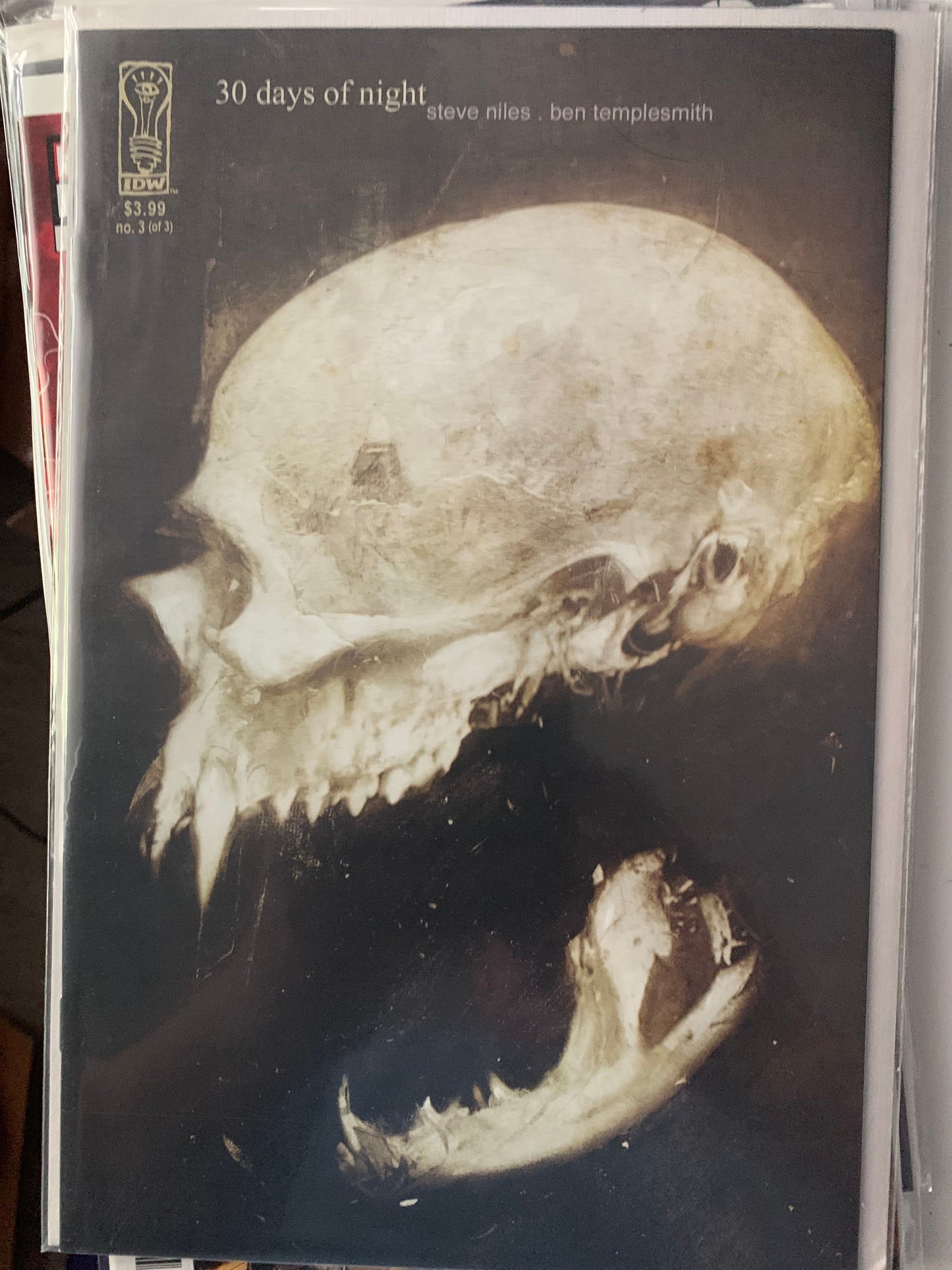 Comic book cover titled '30 days of night' with a vampire skull illustration on a dark background.